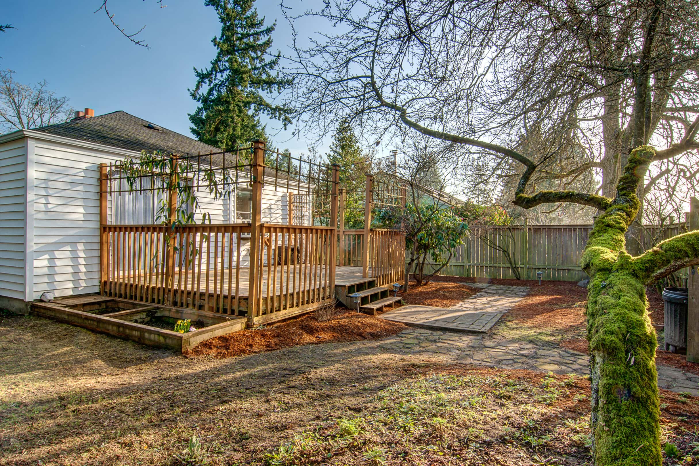 Huge fenced yard for your favorite mutt!