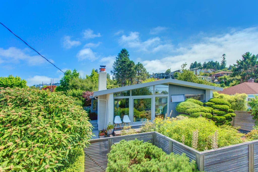 Mid-century modern home in Alki. Front Garden area. 