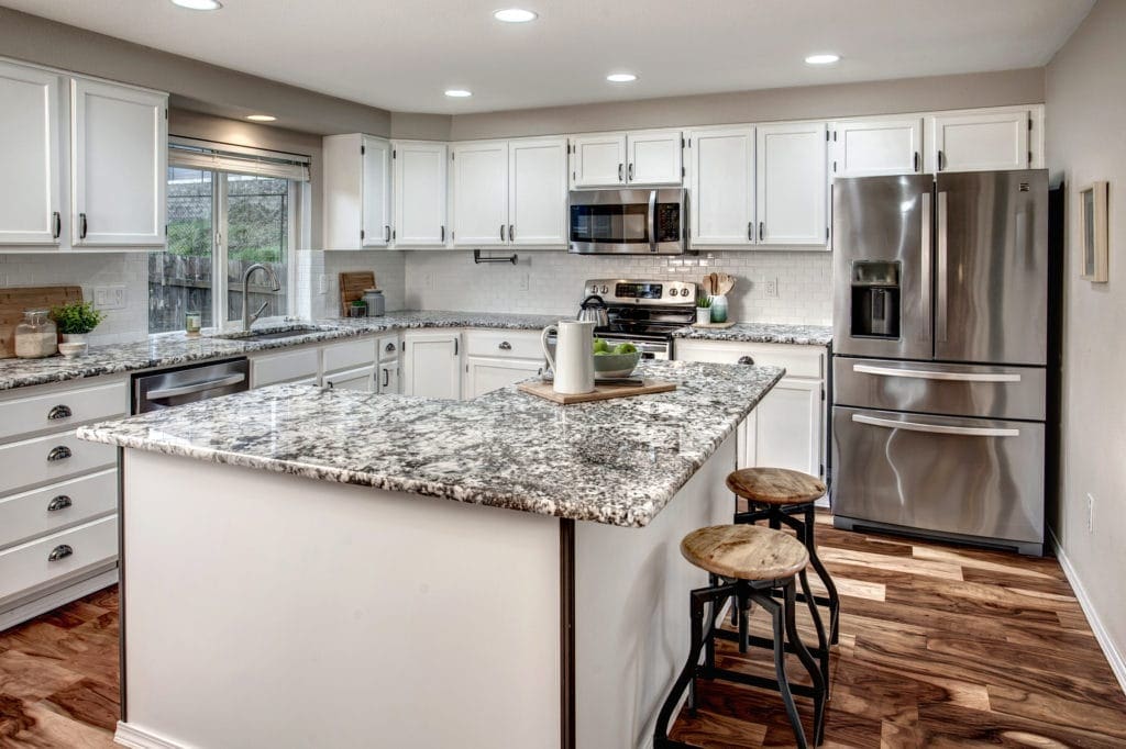 Spacious East Hill Kent Home Open Kitchen, Kitchen Island, Stainless Steel Appliances