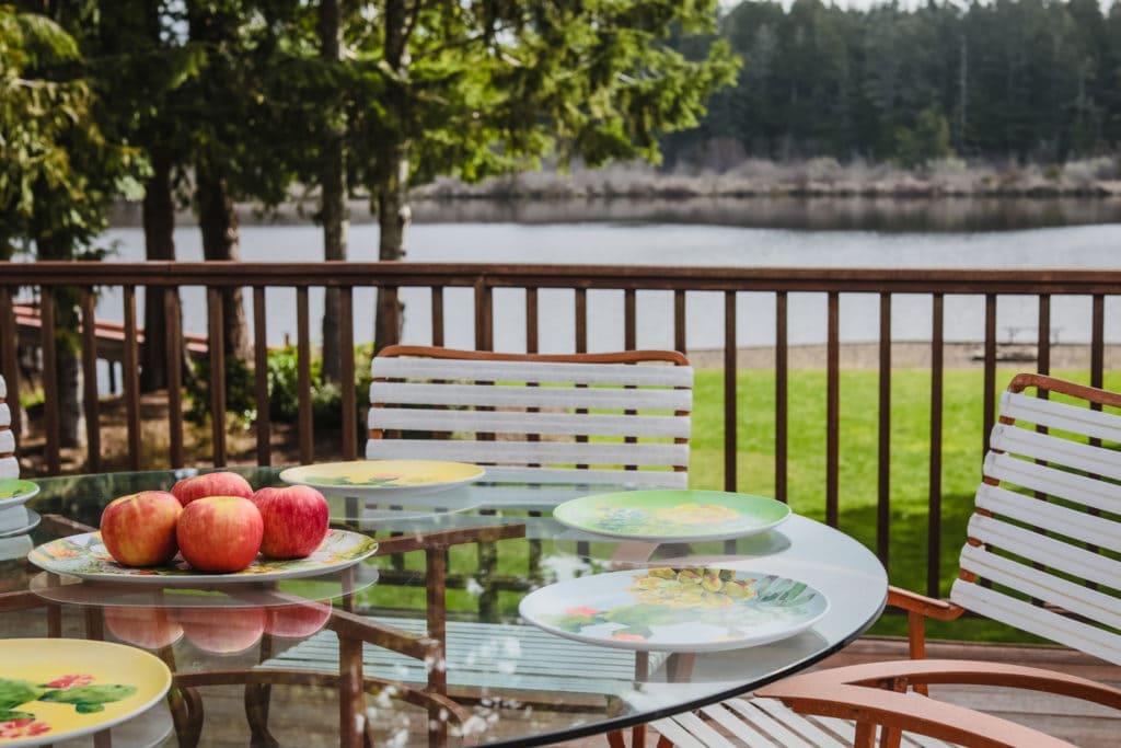 Outdoor Dining at Lake Diva on Loomis Lake