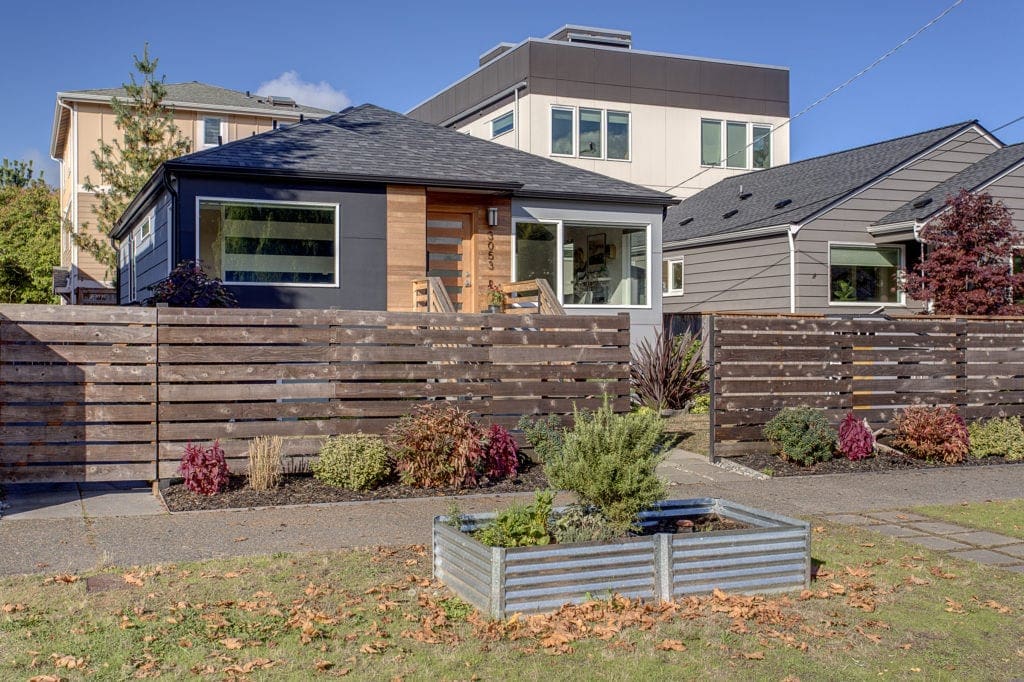 Alki Beach House Front Yard