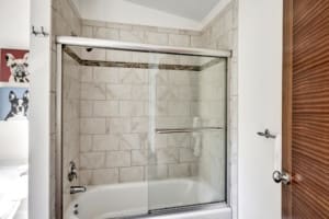 Leschi Townhouse Guest bathroom two