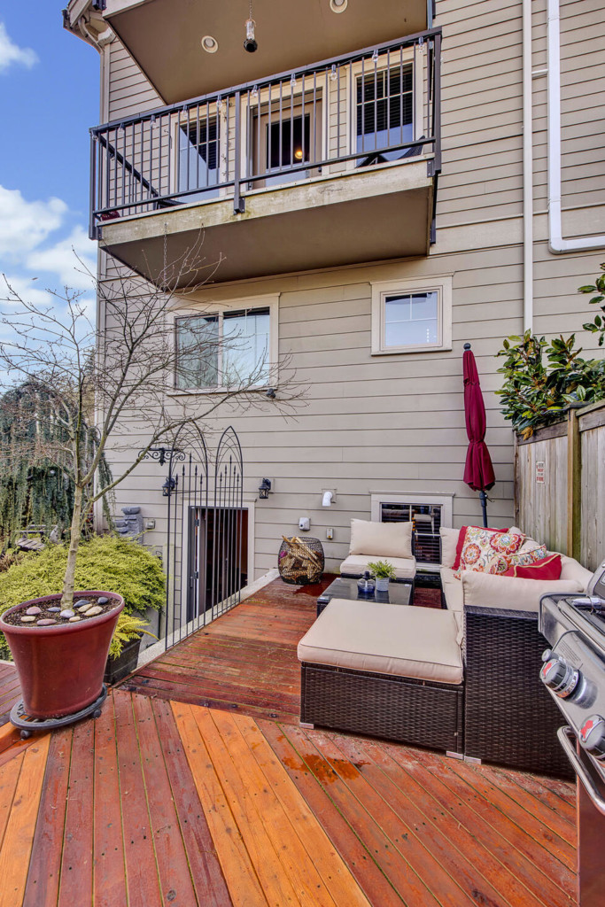 Columbia City Townhouse-Backyard deck with townhouse