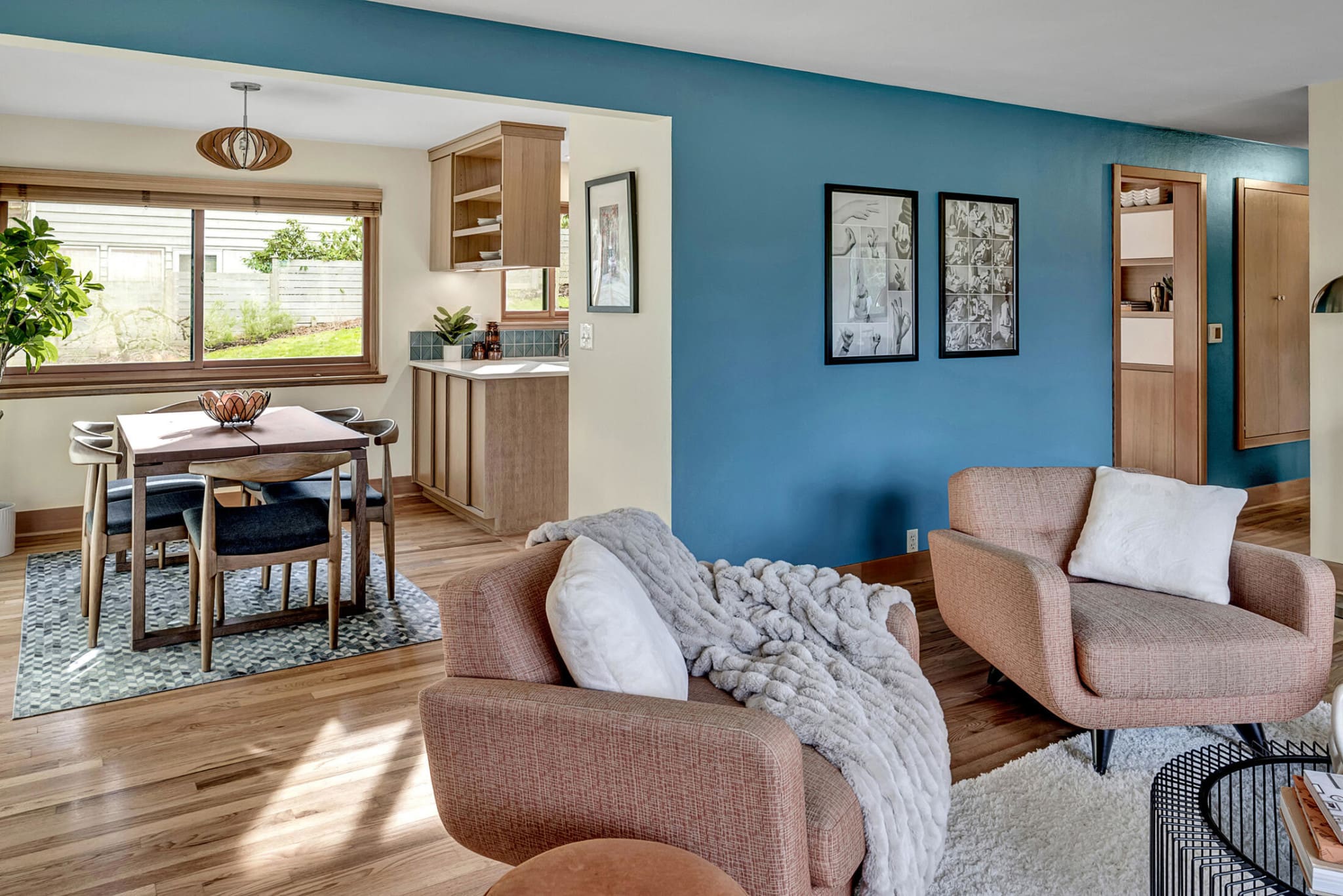 11MeadowbrookMidCenturyModernlivingroomintodiningroom1 Team